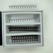 Die M Wimpernfächer sind auf Streifen befestigt, die in der Box liegen