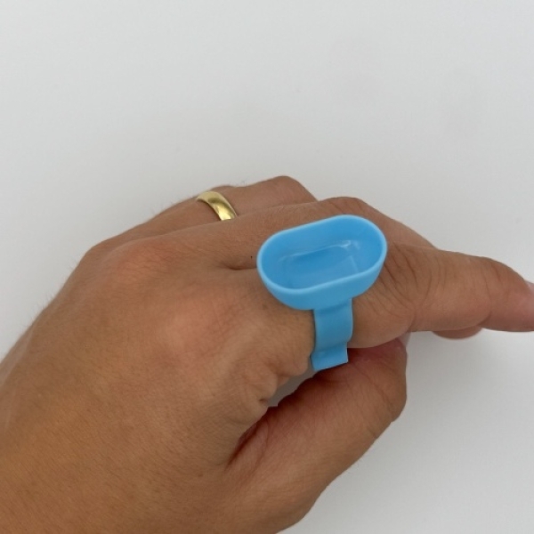 blauer Ring für die Liftinglotionen am Finger