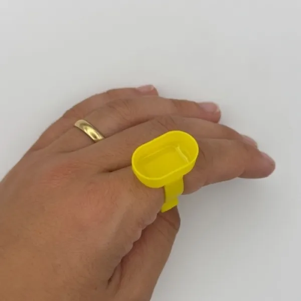 gelber Ring für die Liftinglotionen am Finger