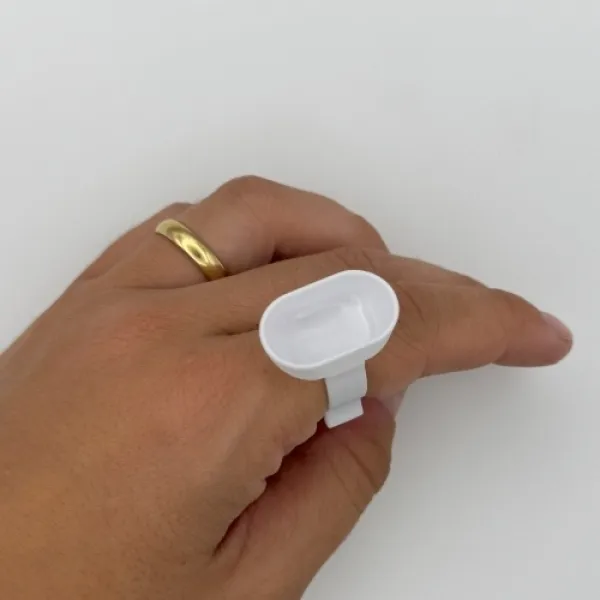 weißer Ring für die Liftinglotionen am Finger